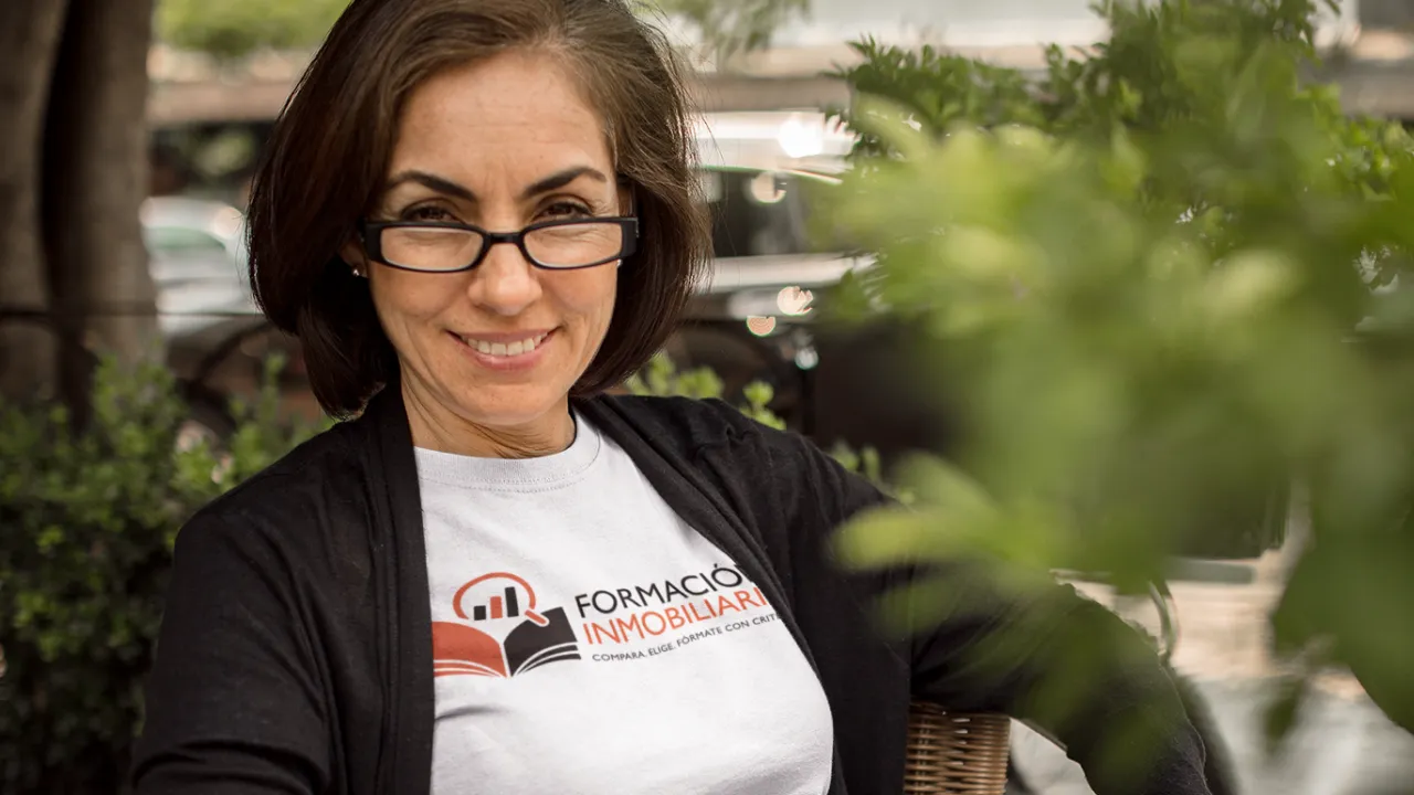 Mujer sonriente con gafas al aire libre